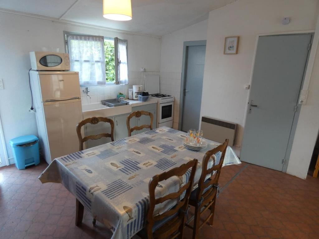 Kuchyňa alebo kuchynka v ubytovaní Studio spacieux 200m plage, terrasse privative, animaux admis, proximité commerces - FR-1-540-178
