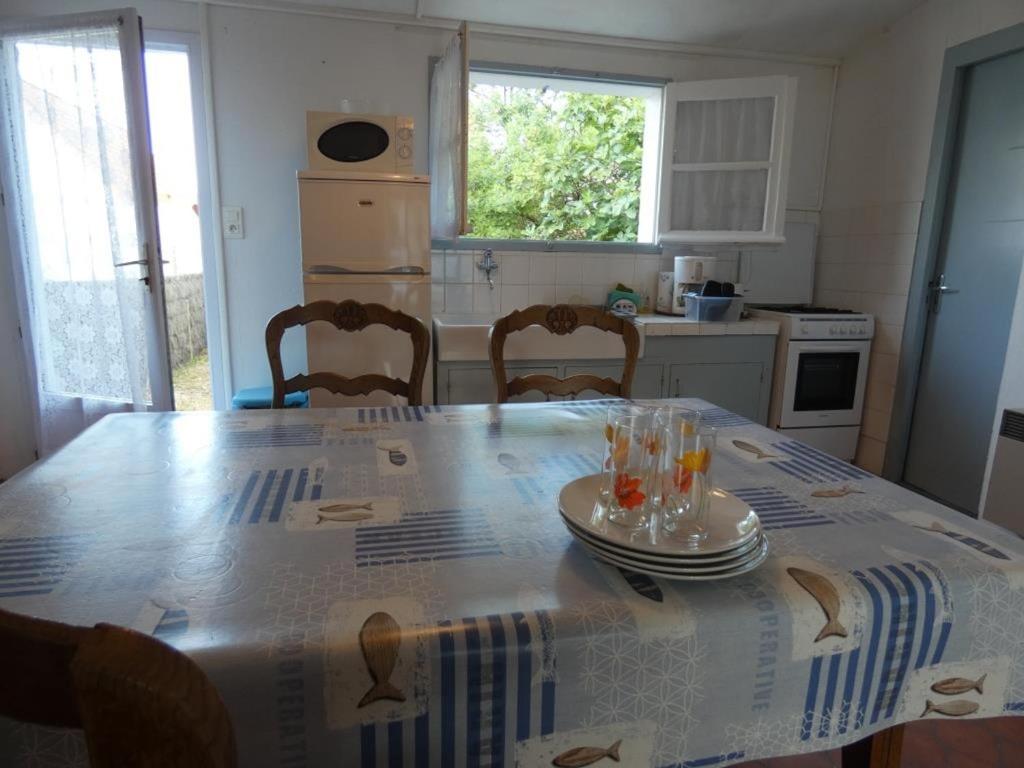 Kuchyňa alebo kuchynka v ubytovaní Studio spacieux 200m plage, terrasse privative, animaux admis, proximité commerces - FR-1-540-178