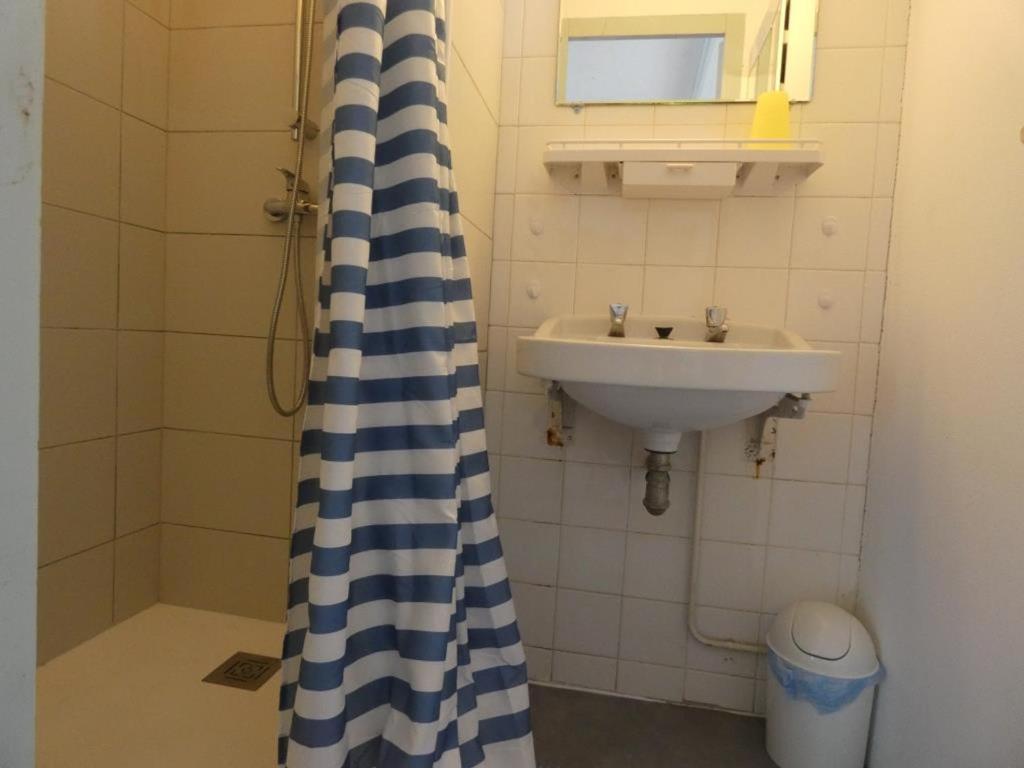 Kúpeľňa v ubytovaní Studio spacieux 200m plage, terrasse privative, animaux admis, proximité commerces - FR-1-540-178
