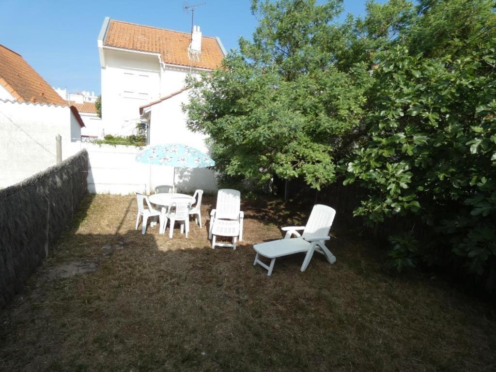 Vonkajšia záhrada v ubytovaní Studio spacieux 200m plage, terrasse privative, animaux admis, proximité commerces - FR-1-540-178