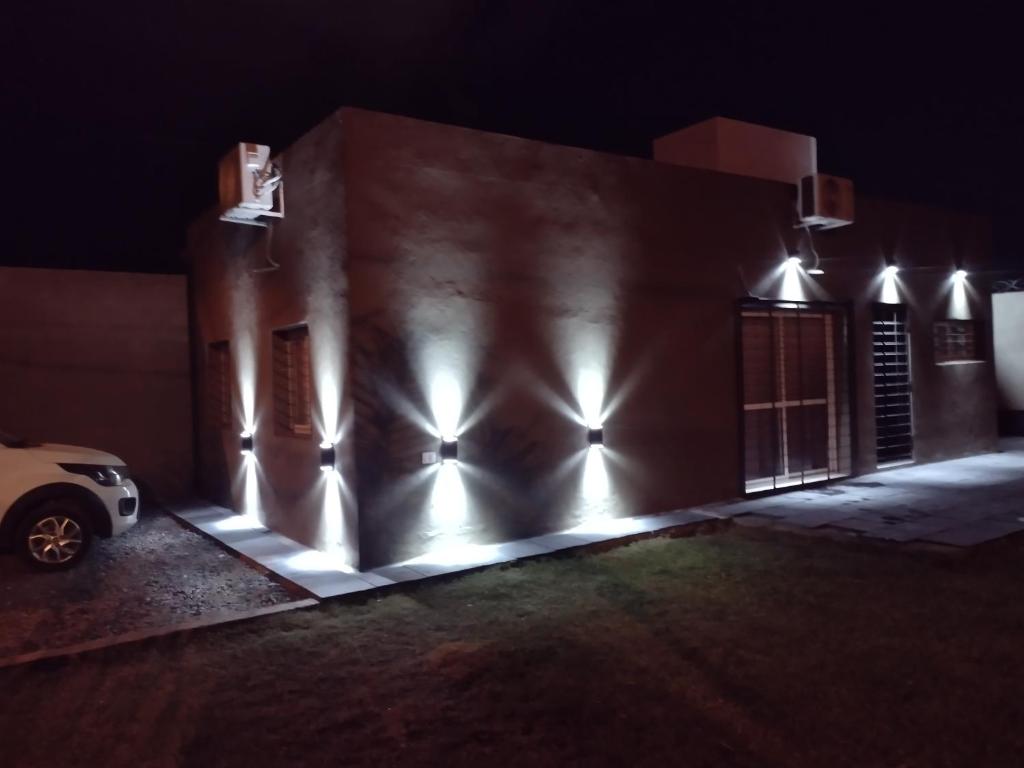 un edificio con luces de noche. en Lomas del Mirador en San Fernando del Valle de Catamarca
