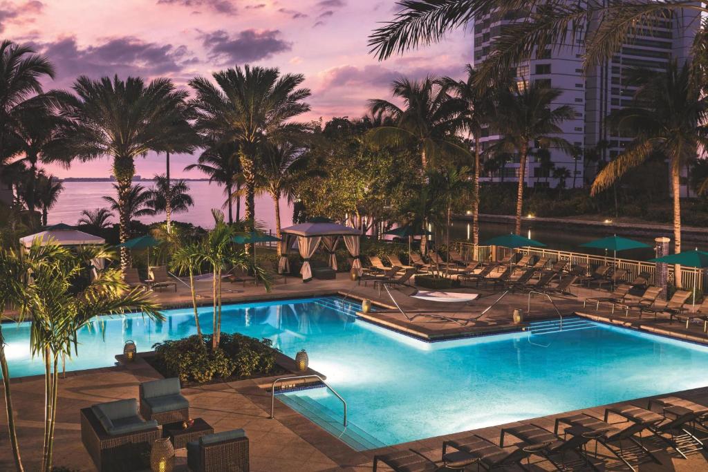 - Vistas a la piscina del complejo en The Ritz-Carlton, Sarasota, en Sarasota