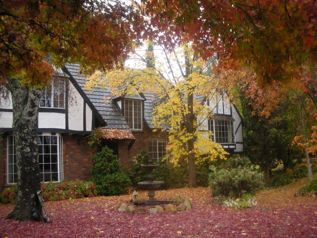 ein Haus mit Herbstblättern davor in der Unterkunft Merrimeet Cottages in Bright