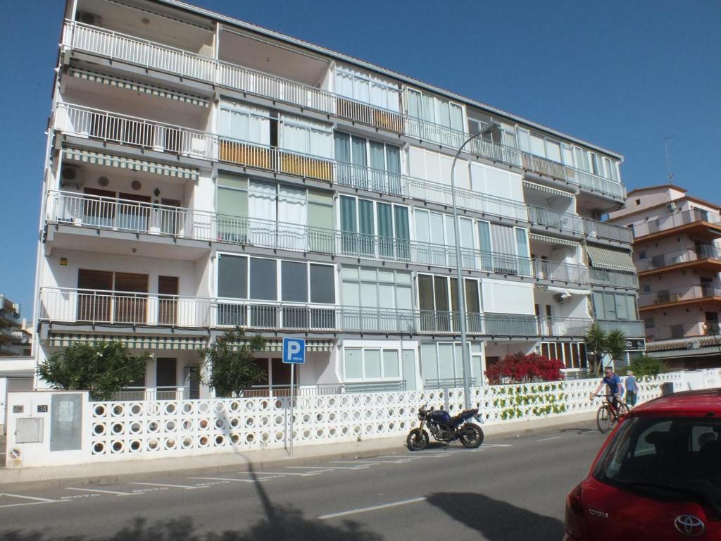 Appartement Confortable à deux pas de la Plage avec Parking et Grande Terrasse à Roses
