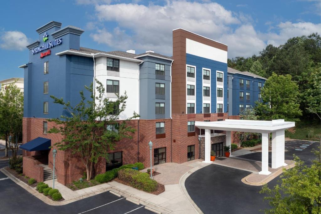 uma imagem da frente do hotel do edifício em SpringHill Suites by Marriott Atlanta Buford/Mall of Georgia em Buford