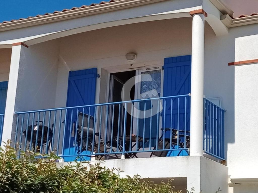 balcón de una casa con barandilla azul en Appartement La Tranche-sur-Mer, 3 pièces, 5 personnes - FR-1-357-309, en La Tranche-sur-Mer