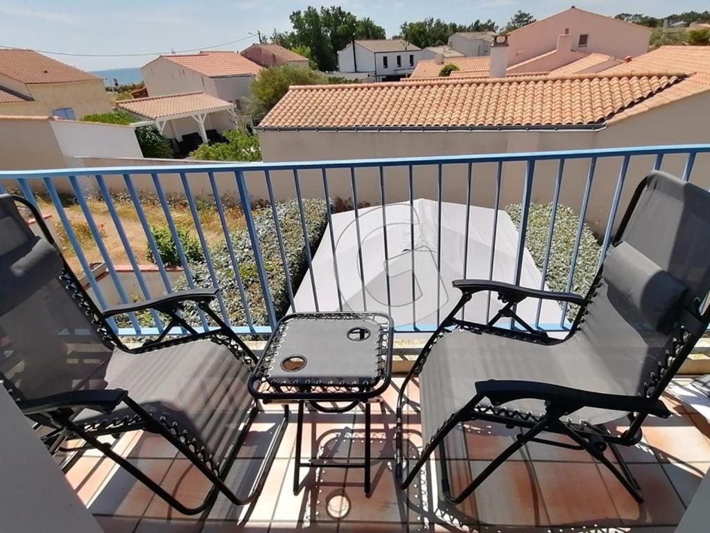 a pair of chairs on a balcony with a view at Appartement La Tranche-sur-Mer, 3 pièces, 5 personnes - FR-1-357-309 in La Tranche-sur-Mer