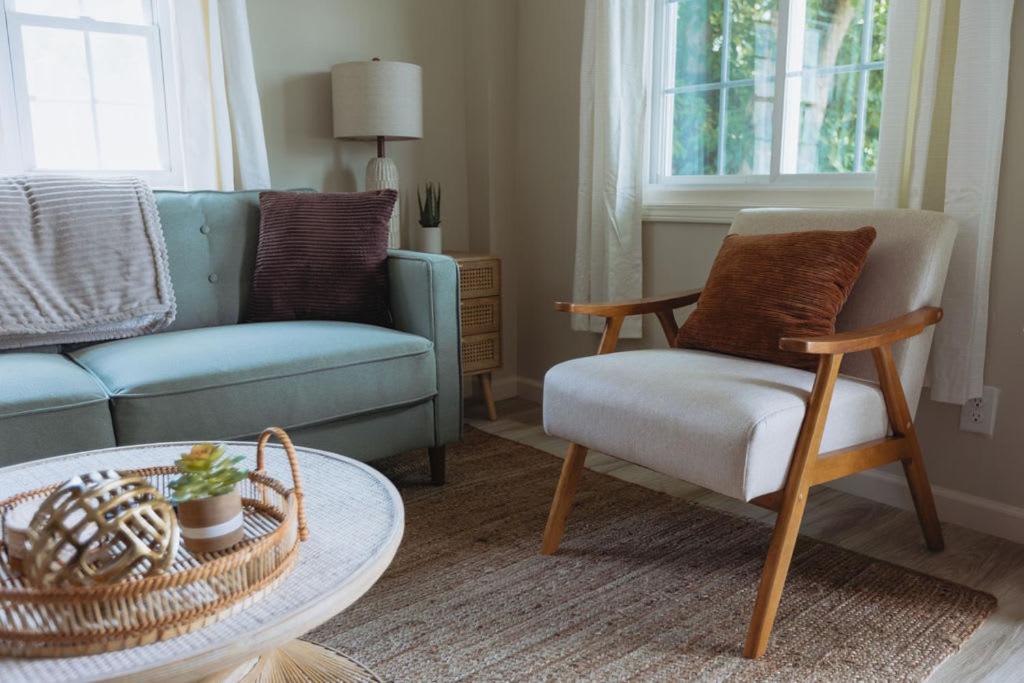 una sala de estar con un sofá y una silla en Sage Haven #2, en Johnson City