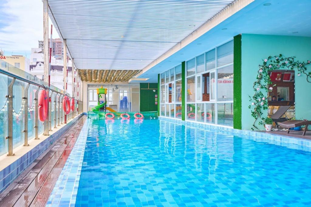 ein großer Pool mit blauen Fliesen in einem Gebäude in der Unterkunft Nice Oasky Sea View Apartment in Vung Tau in Vũng Tàu