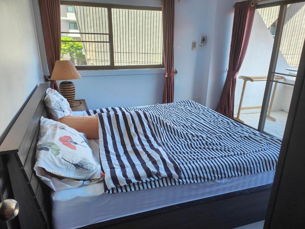 Postel nebo postele na pokoji v ubytování Jomtien Hill Resort Pratamnak