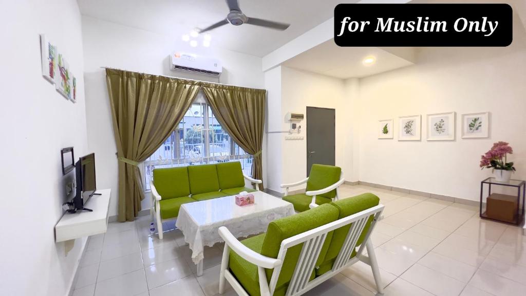 salon z zieloną kanapą i stołem w obiekcie De Qasturee KLIA@Kota Warisan homestay nearest to airport w mieście Kampong Besut