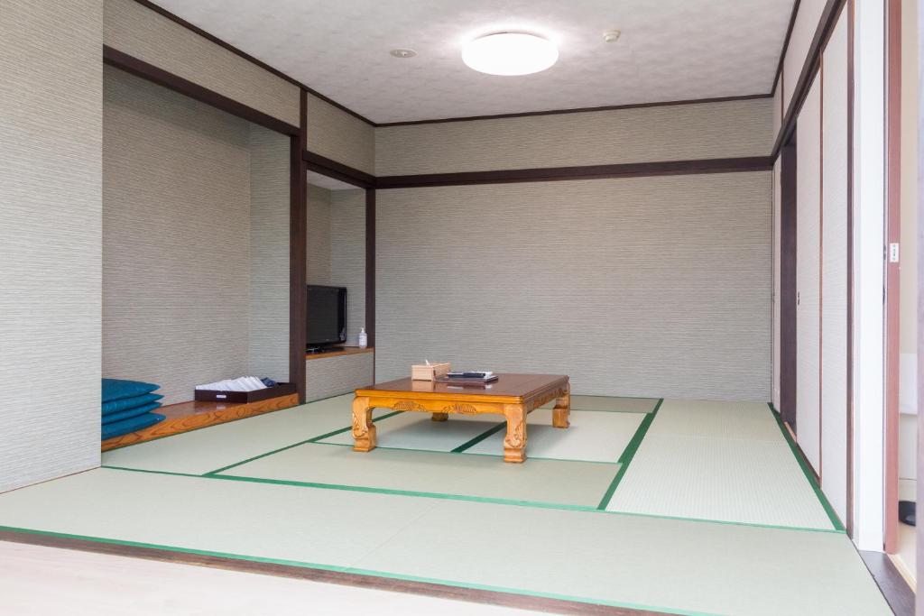Stolní tenis v ubytování 紀州鉄道片瀬江ノ島ホテル nebo okolí