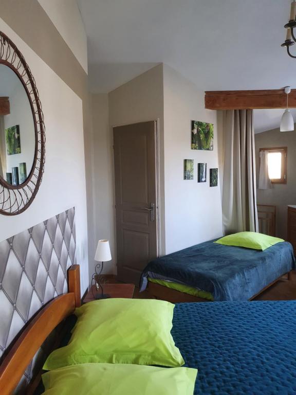 Postel nebo postele na pokoji v ubytování Chambres d'hôtes Le Bois Des Frênes