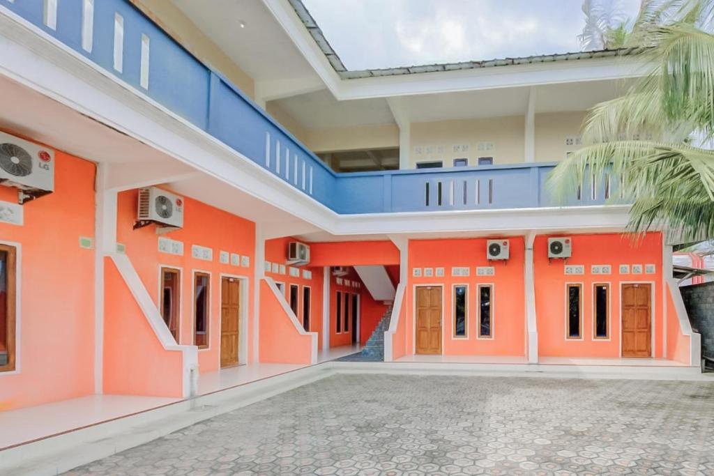 ein Gebäude mit orangefarbenen und blauen Wänden in der Unterkunft RedDoorz near Pamugaran Beach Pangandaran in Pangandaran