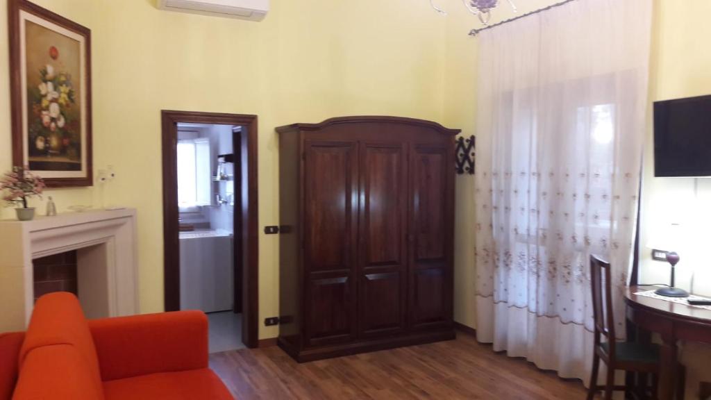 - un salon avec une porte en bois et un canapé dans l'établissement B&B Villa Damiano, à Copertino