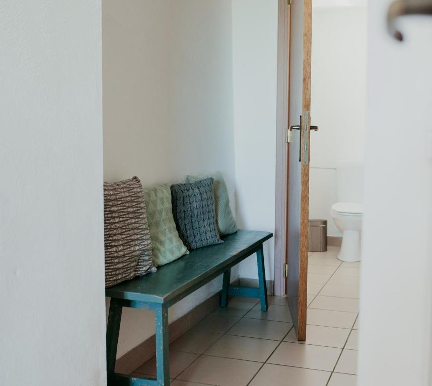 eine blaue Bank im Bad mit WC in der Unterkunft Les 4 Arbres in Profondeville