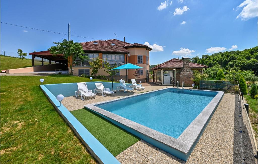 a swimming pool in the backyard of a house at Awesome Home In Jurovcak With Sauna in Grkavešćak