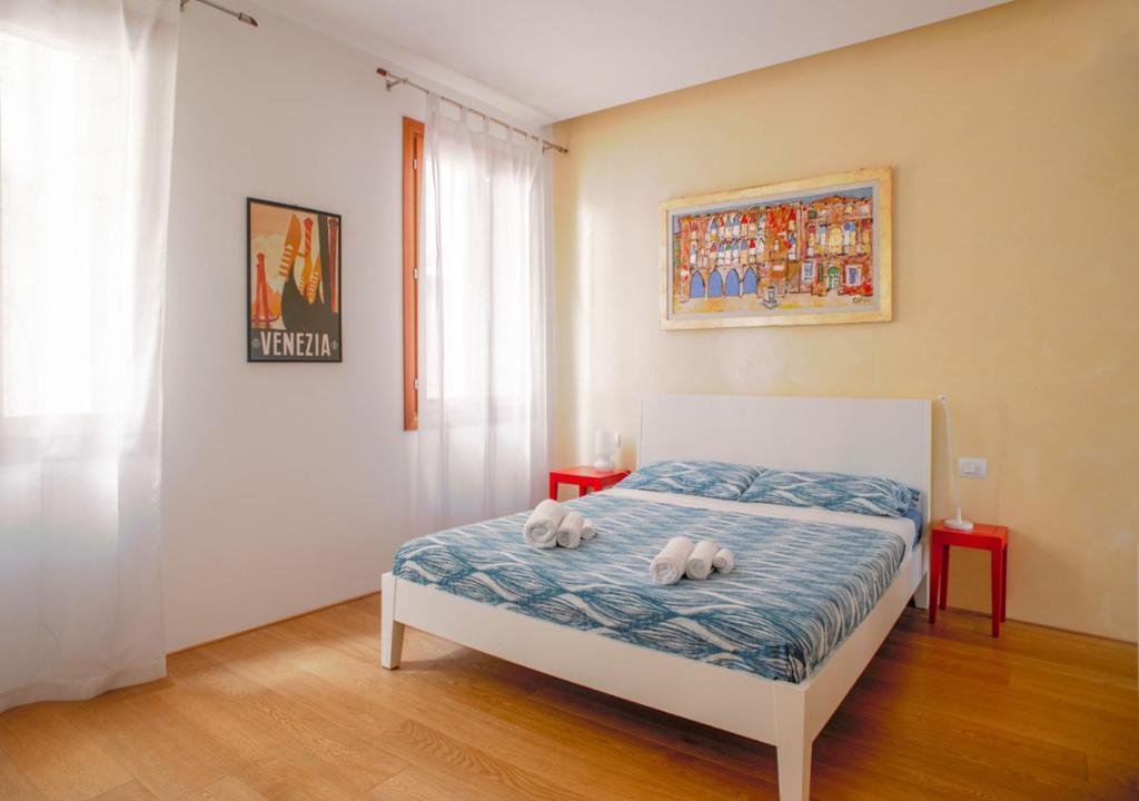 威尼斯的住宿－卡維尼薩公寓，一间卧室,床上放着两只动物