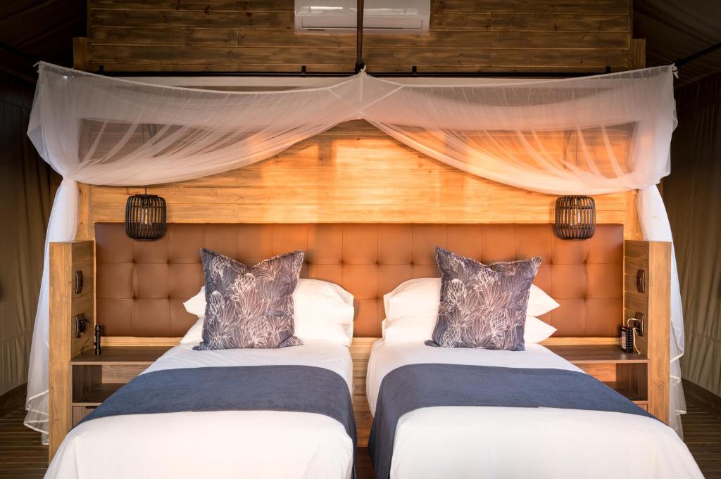 Postel nebo postele na pokoji v ubytování Nkuhlu Tented Camp