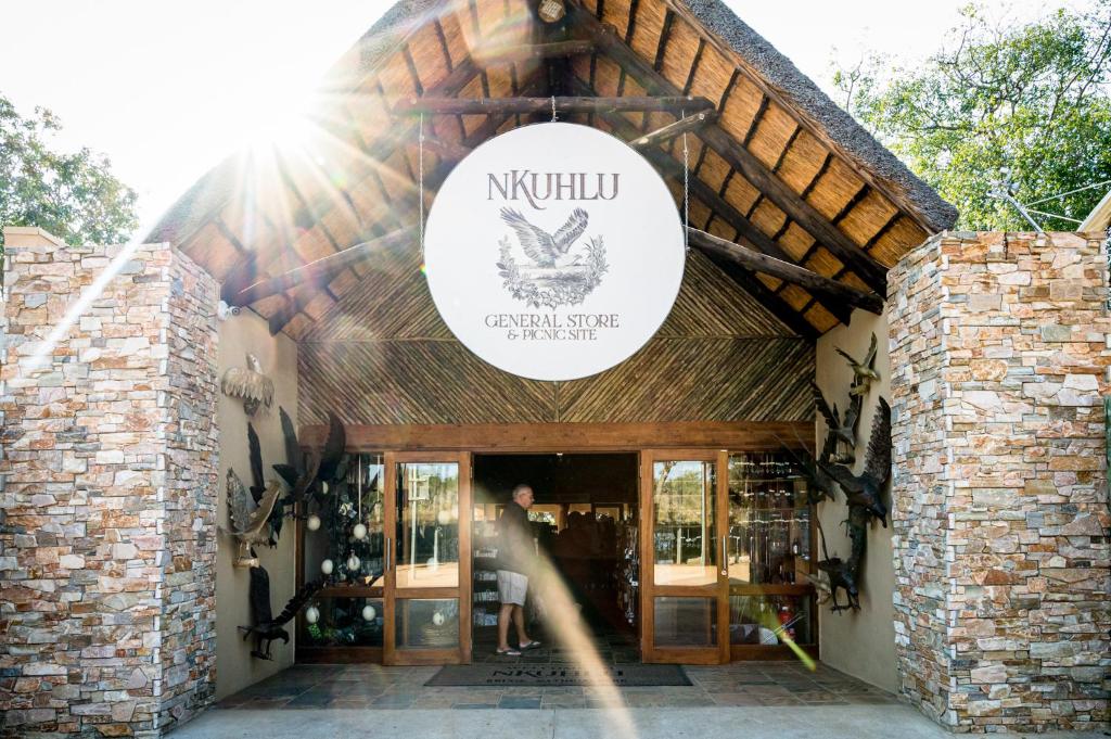 Certifikát, hodnocení, plakát nebo jiný dokument vystavený v ubytování Nkuhlu Tented Camp