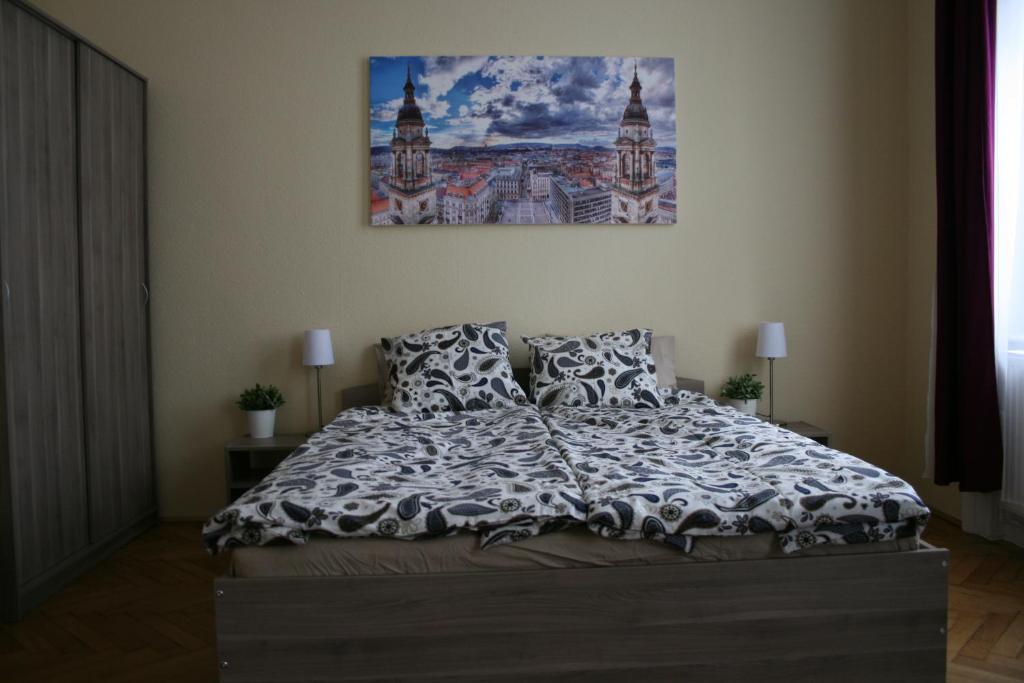 - une chambre avec un lit et une peinture murale dans l'établissement Astoria Downtown, à Budapest