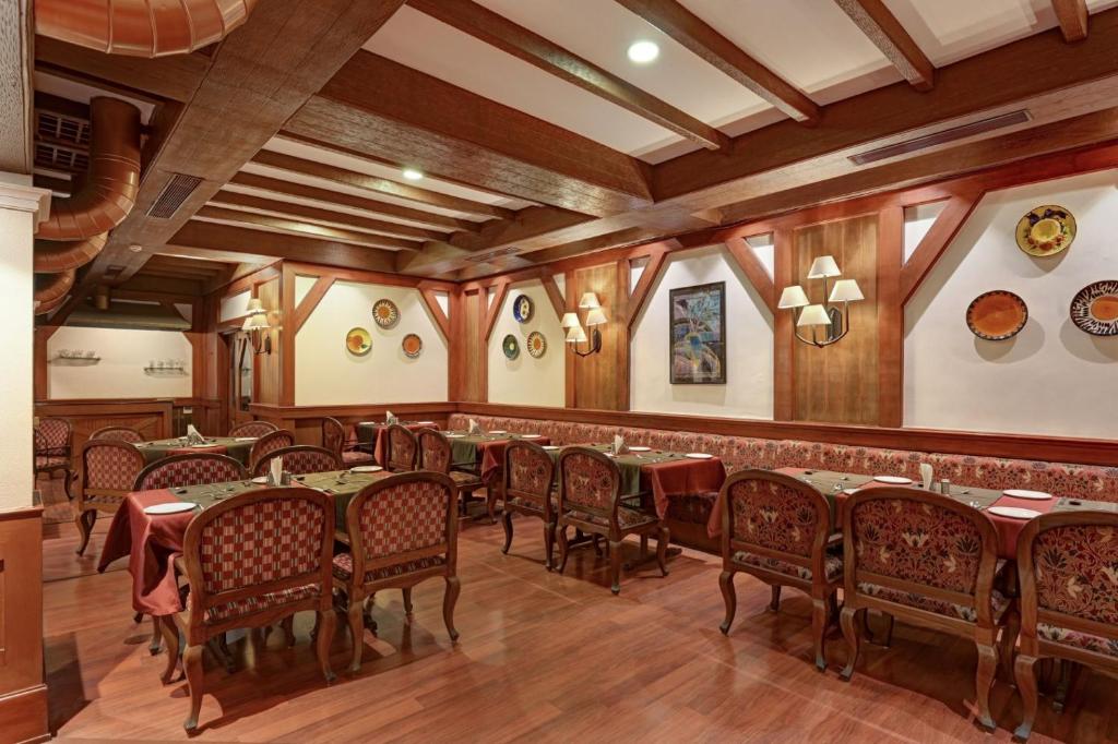 Restaurace v ubytování The Cama - A Sabarmati Riverfront Hotel