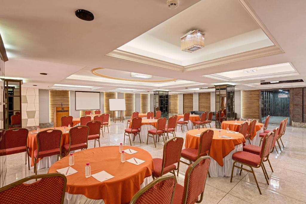 Posezení v ubytování The Cama - A Sabarmati Riverfront Hotel