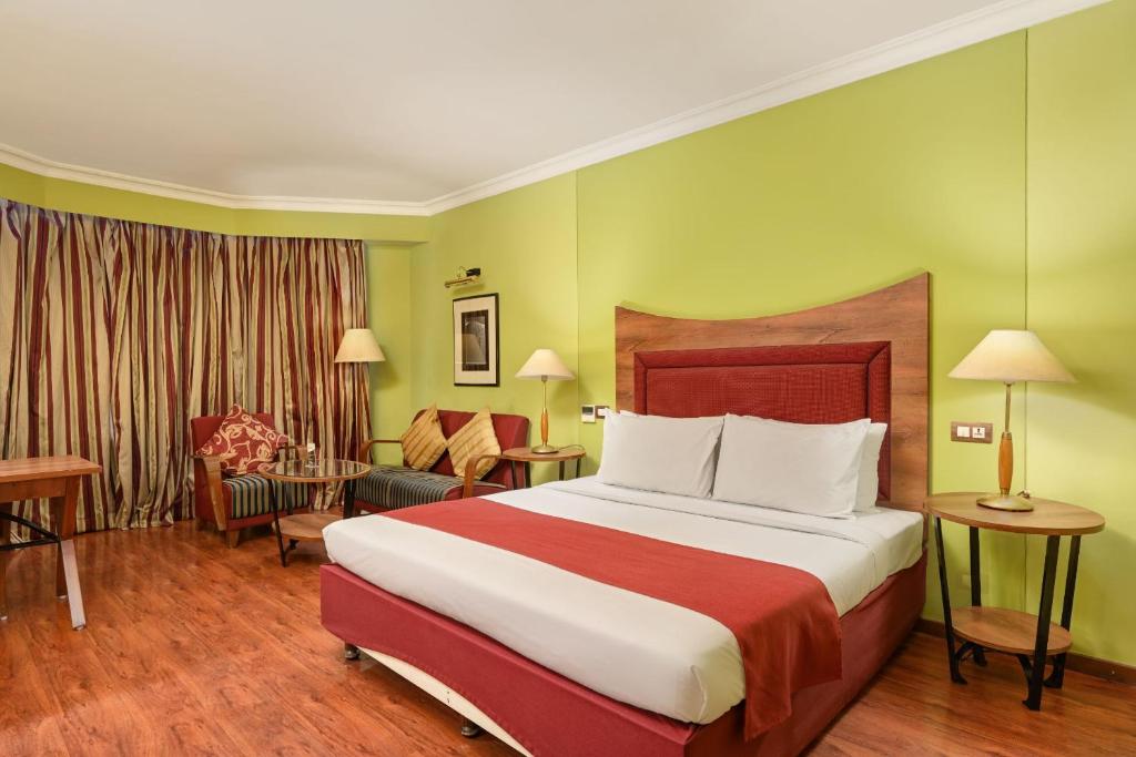 Postel nebo postele na pokoji v ubytování The Cama - A Sabarmati Riverfront Hotel