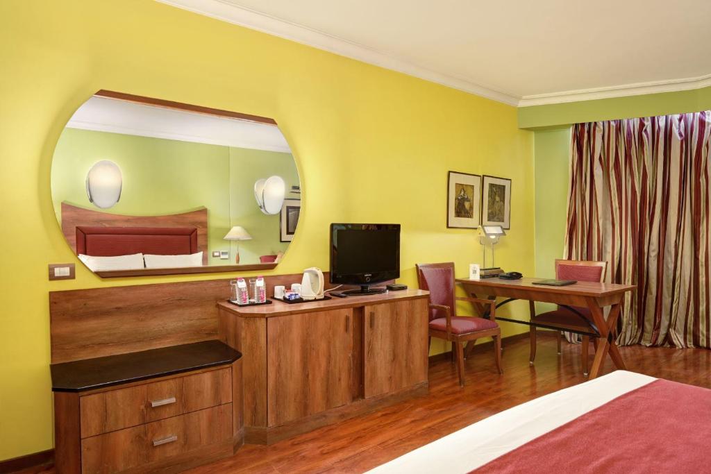 TV a/nebo společenská místnost v ubytování The Cama - A Sabarmati Riverfront Hotel