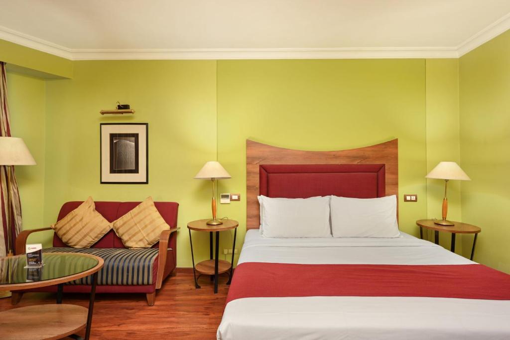 Postel nebo postele na pokoji v ubytování The Cama - A Sabarmati Riverfront Hotel