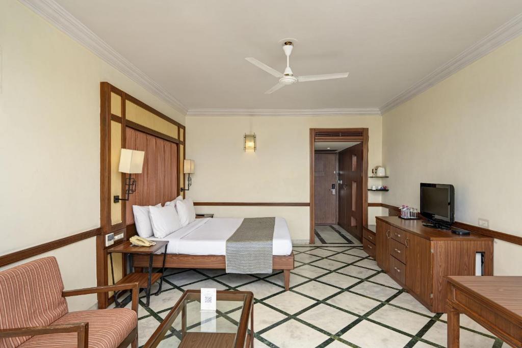TV a/nebo společenská místnost v ubytování The Cama - A Sabarmati Riverfront Hotel