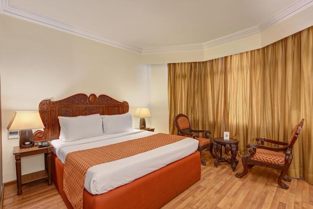 Postel nebo postele na pokoji v ubytování The Cama - A Sabarmati Riverfront Hotel