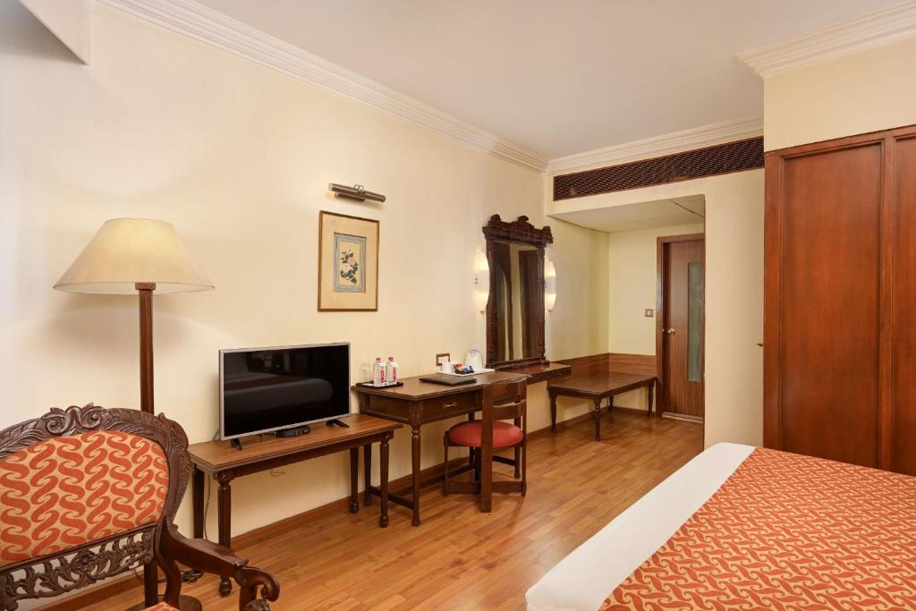 TV a/nebo společenská místnost v ubytování The Cama - A Sabarmati Riverfront Hotel
