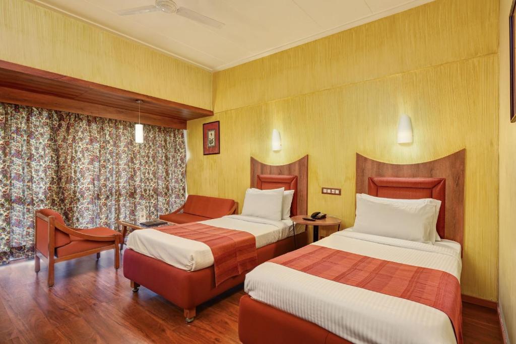 Postel nebo postele na pokoji v ubytování The Cama - A Sabarmati Riverfront Hotel