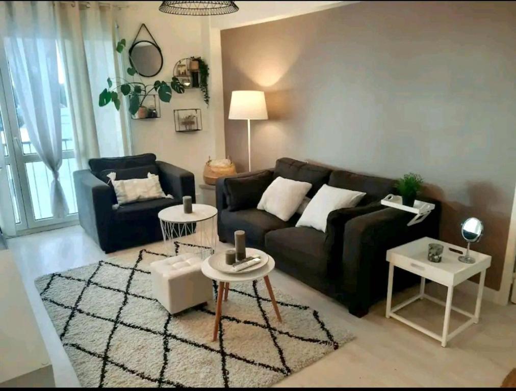 un salon avec un canapé et une table dans l'établissement La Romantique, à Bourges