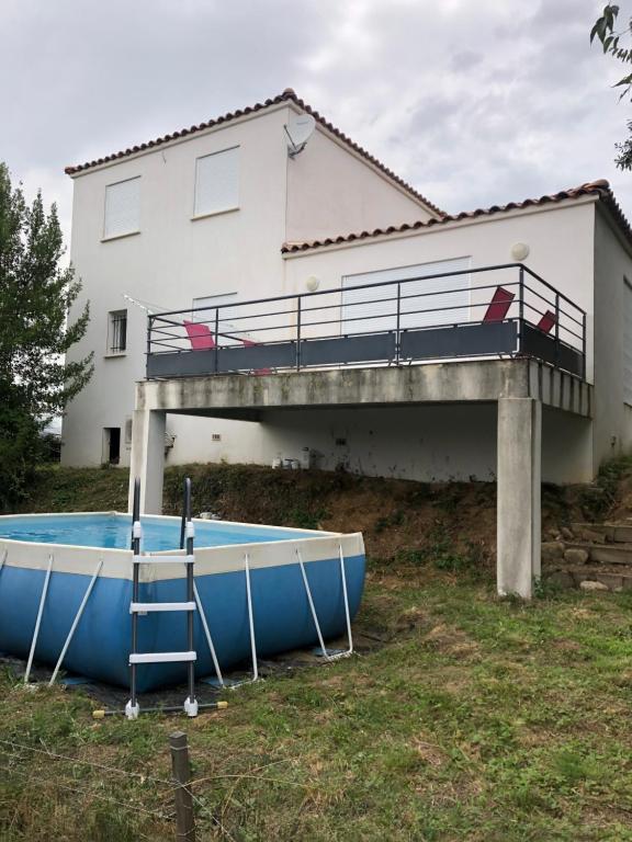 ein Boot, das auf dem Gras vor einem Haus sitzt in der Unterkunft Maison 8 personnes impasse Paradis in Saint-Ambroix