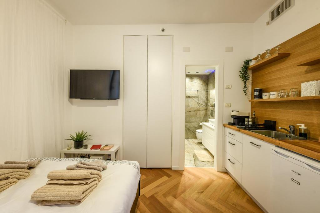 Kuchyň nebo kuchyňský kout v ubytování Stunning Modern Studio in Netanya minutes from the beach with Shelter by Sea N' Rent