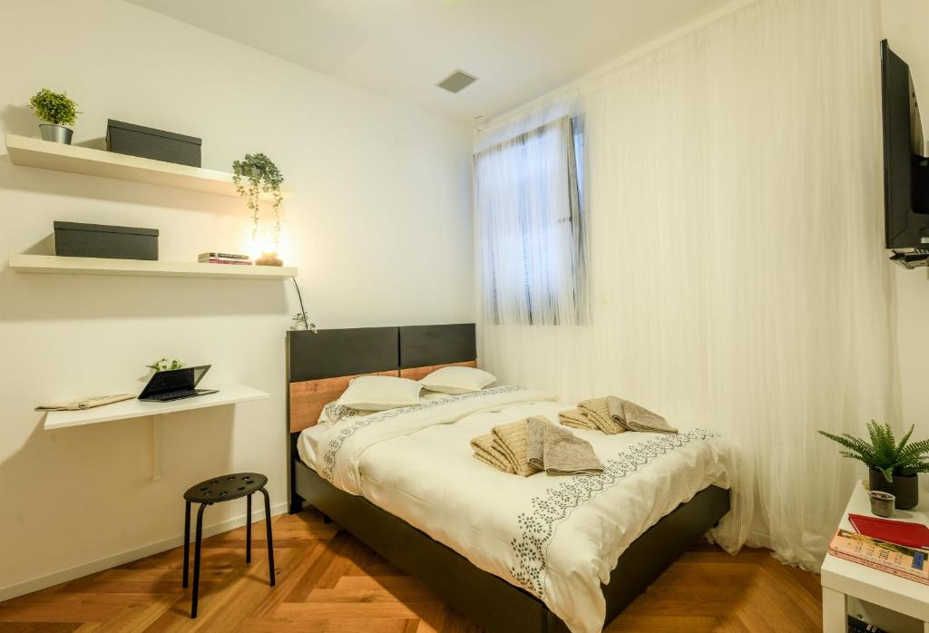 Postel nebo postele na pokoji v ubytování Stunning Modern Studio in Netanya minutes from the beach with Shelter by Sea N' Rent