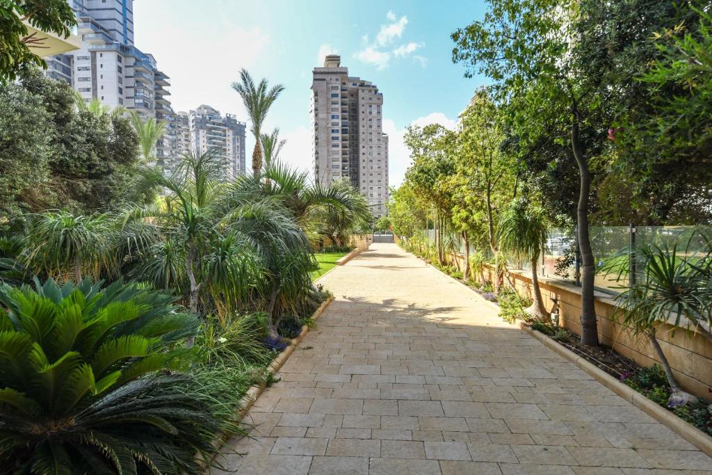 Zahrada ubytování Stunning Modern Studio in Netanya minutes from the beach with Shelter by Sea N' Rent