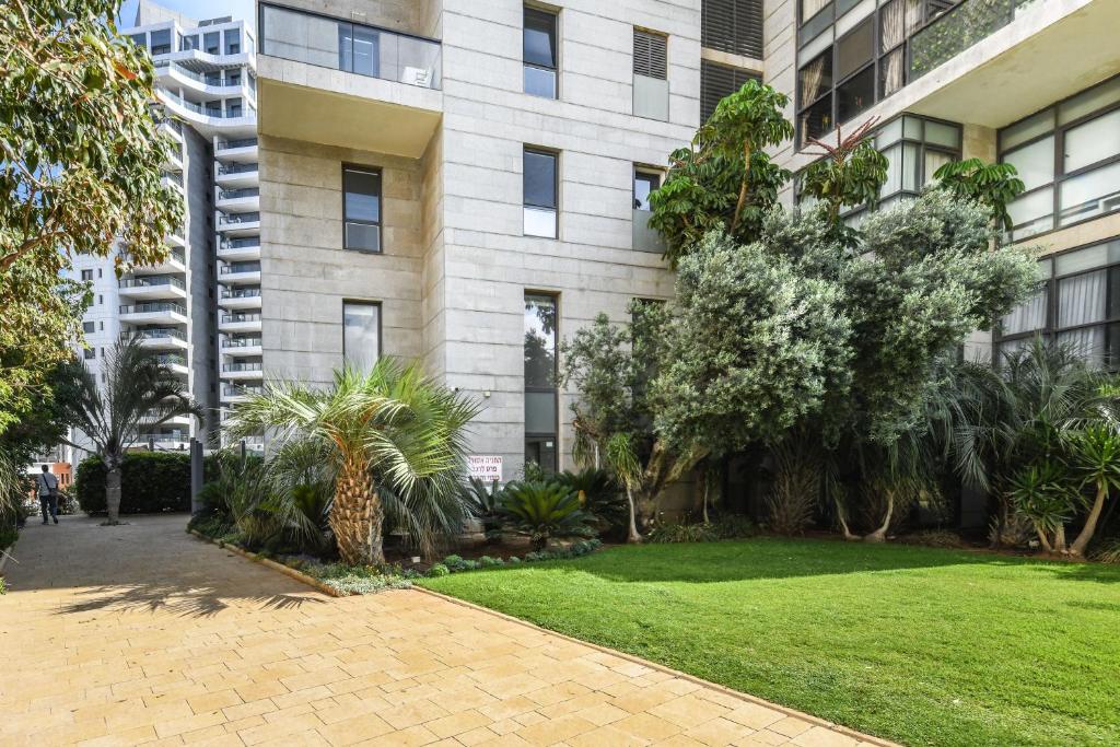 Zahrada ubytování Stunning Modern Studio in Netanya minutes from the beach with Shelter by Sea N' Rent