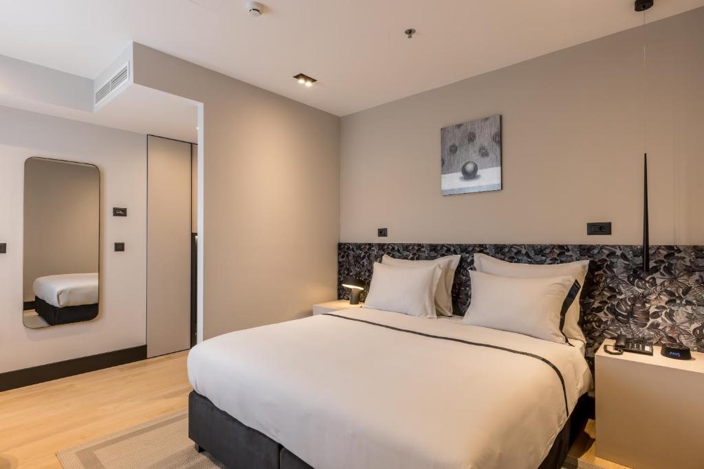 Una cama o camas en una habitación de Cora Hotel
