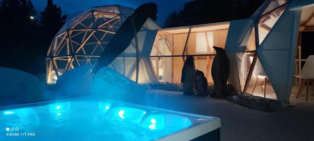 Bazén v ubytování Lodges des Grands Chênes nebo v jeho okolí