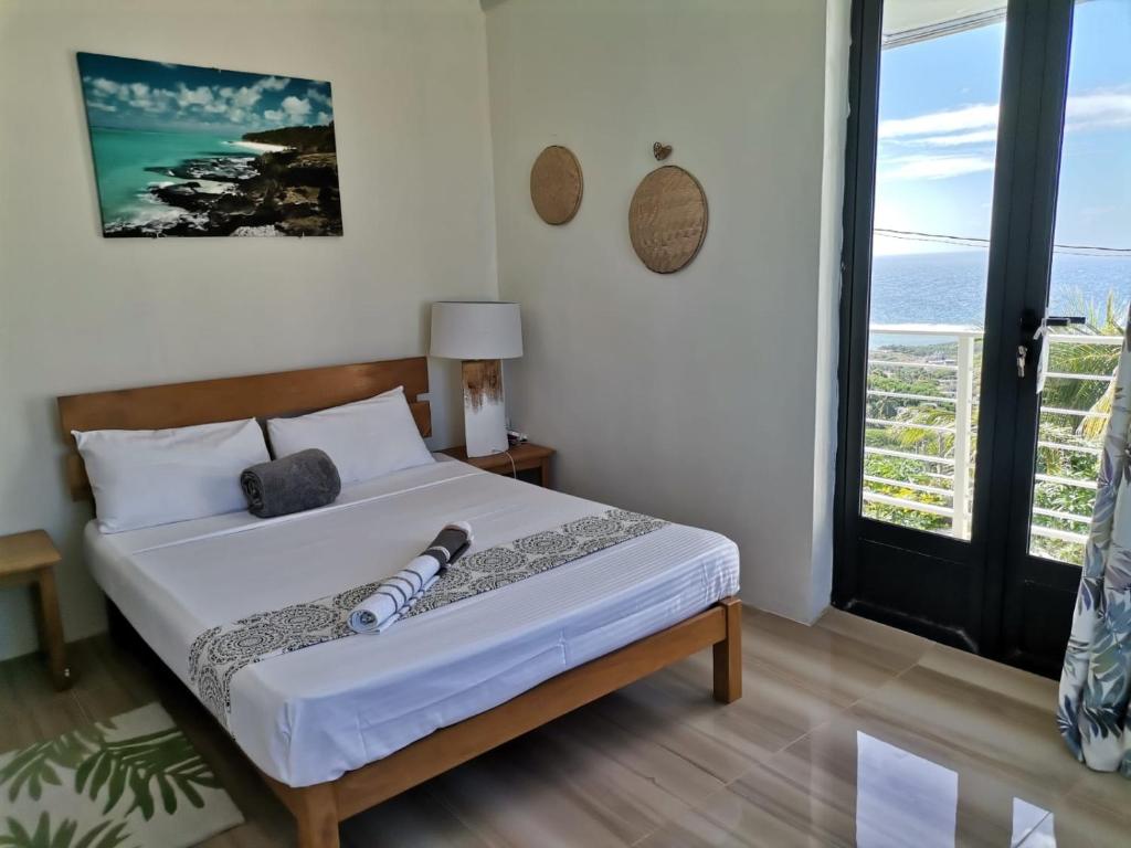 um quarto com uma cama e vista para o oceano em OR Saison em Rodrigues Island