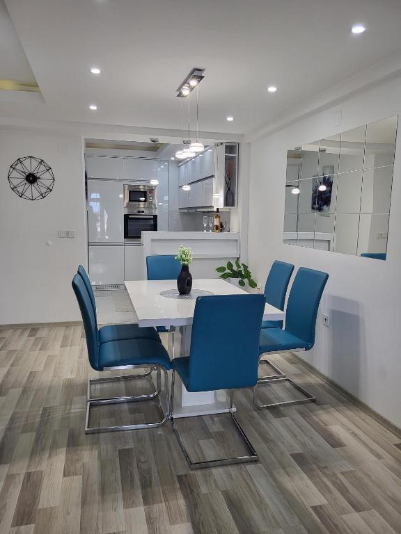 Downtown One-Bedroom Deluxe Apartment