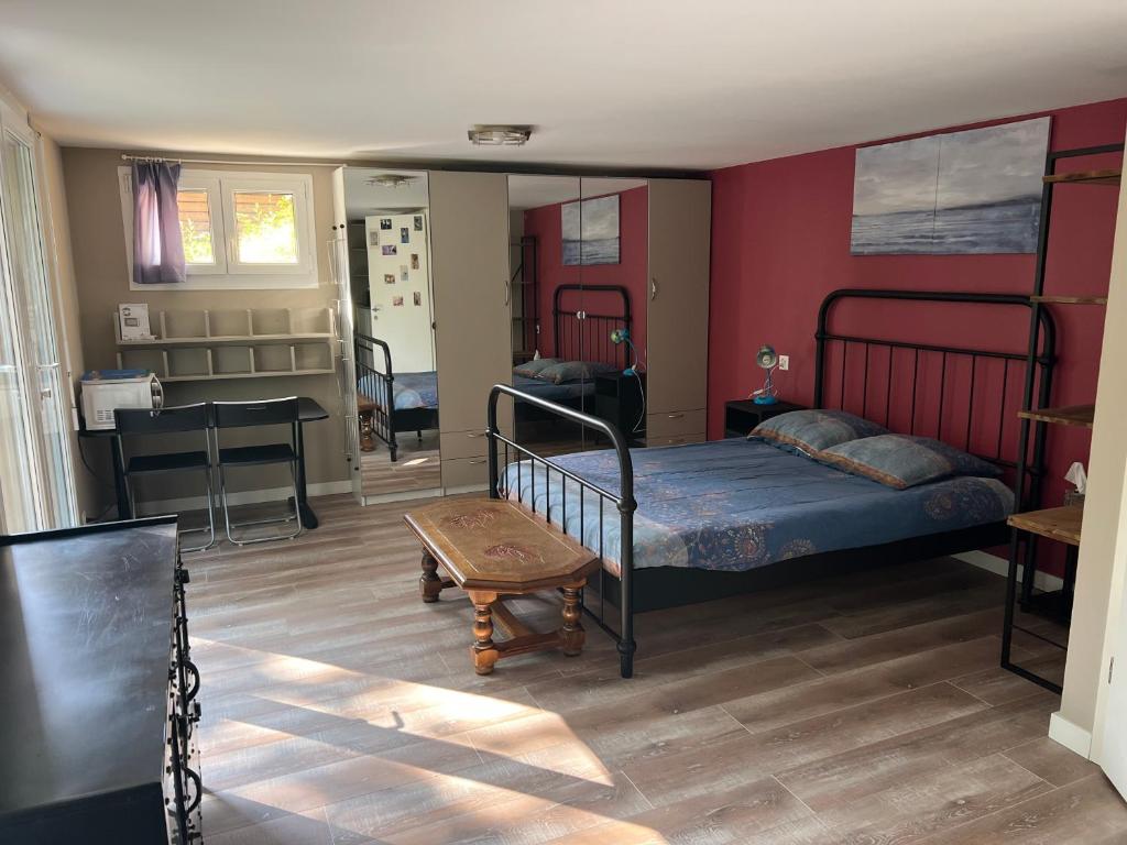 a bedroom with two bunk beds and a table at Grande Chambre à louer à Trélex avec entrée indépendante in Trélex