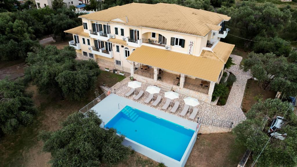 Bazén v ubytování Chrisovalanto Hotel nebo v jeho okolí