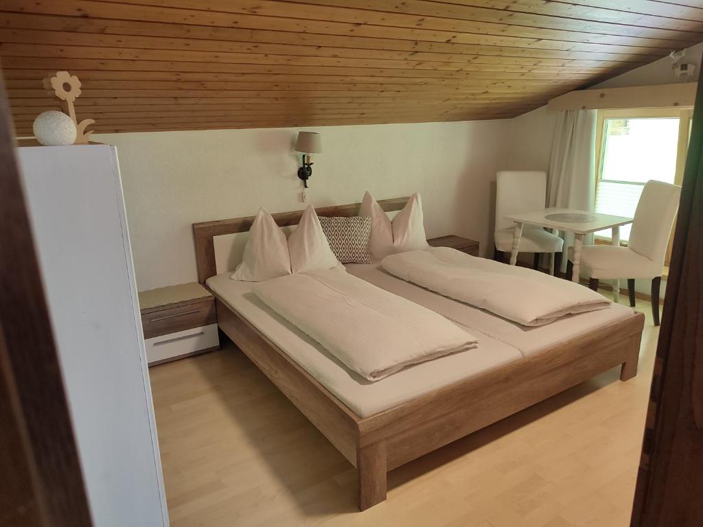Postel nebo postele na pokoji v ubytování Haus Enzian