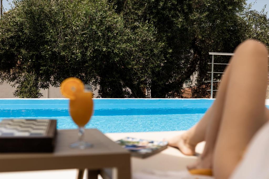 Bazén v ubytování Chrisovalanto Hotel nebo v jeho okolí