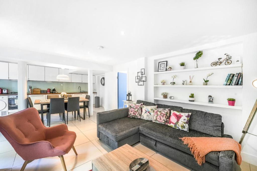 - un salon avec un canapé et une salle à manger dans l'établissement Spacious 2 bedroom Apartment in Camden, à Londres