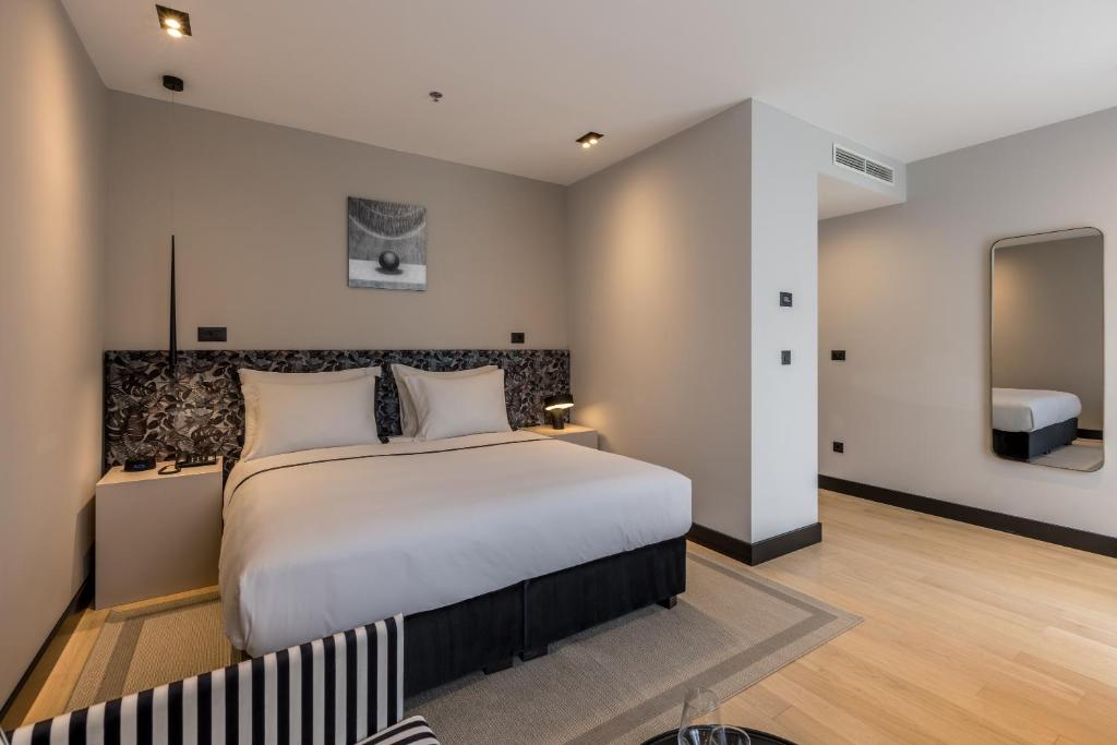 Una cama o camas en una habitación de Cora Hotel